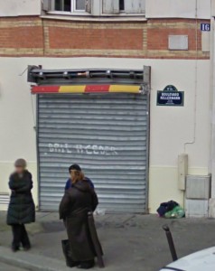 Voici la multinational Moretto, il a juste perdu les clés ! Pa besoin de vigile pour surveiller ses sacs poubelle, sa mére a l'habitude d'arpenter le trottoir